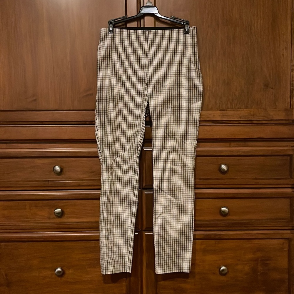 A New Day elastic side, zip pant size 4, very flattering casual or business crop